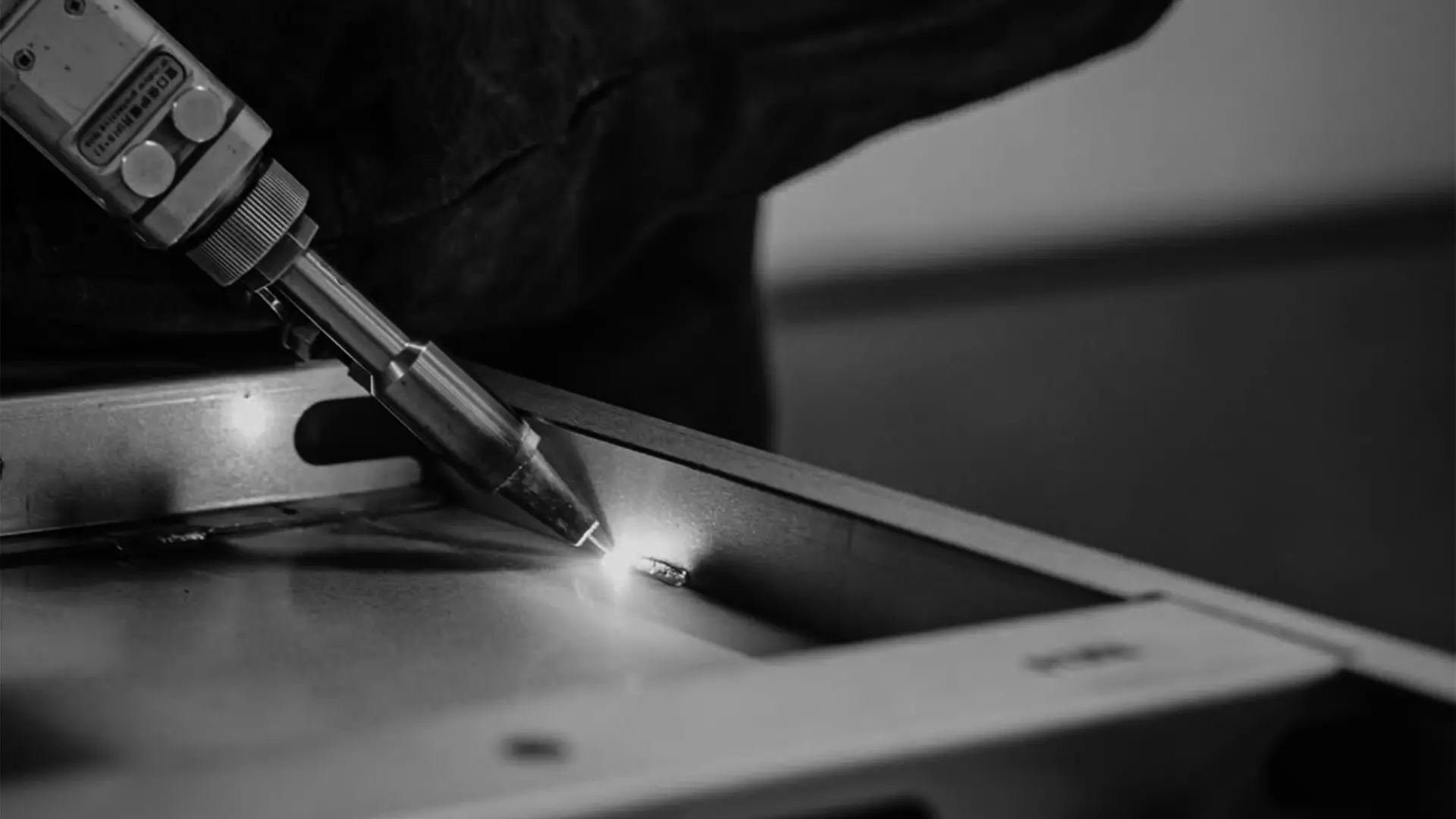 Kaihuan KH-1500 1500W handheld laser welder welding stainless steel sheet metal in workshop